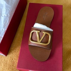 Brown Valentino sandals received as a gift but didn’t fit